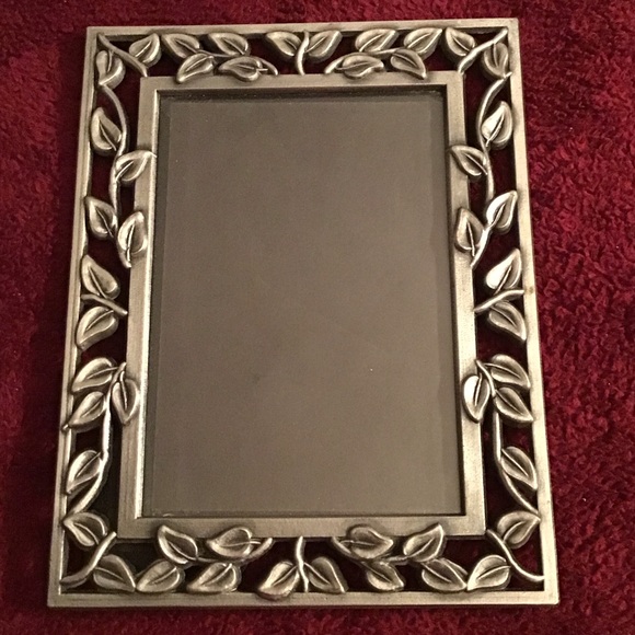 Other - Elegant Silver Leaf Design Photo Frame